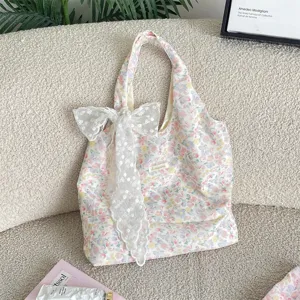 Gedetailleerd overzicht van de bloemen canvas tas met een schattige kanten strik.