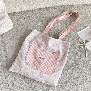 Zoete bloemen canvas tote bag met schattige kattenoor ruit zak en schouderbanden.