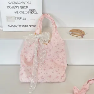 Rosa florale Segeltuchtasche mit eleganter weißer Schleife, ideal für Frühling und Sommer.