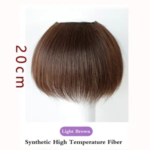 Detalle en primer plano de la extensión de pelo sintético marrón claro, longitud de 20cm.