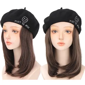 Elegante berretto nero da donna con parrucca corta e liscia integrata per la stagione invernale.