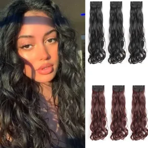 Gedetailleerde opname van lange golvende haarverlengingen met clip-design, zwart en bruin.