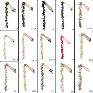 Gedetailleerd overzicht van synthetische krullende haar knot extensies in kleuren.