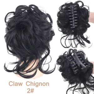 Dettaglio dell'extension per chignon nero con molletta ad artiglio per capelli ricci.