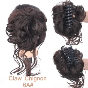 Vista dettagliata dello chignon con artiglio che mostra capelli sintetici e molletta.