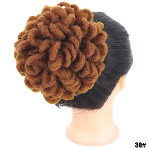 Vista dettagliata dello chignon afro riccio sintetico stile dreadlocks con cordoncino.