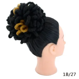 Vista dettaglio chignon treccine dreadlocks, extension capelli sintetici afro puff, colore 1B/27.