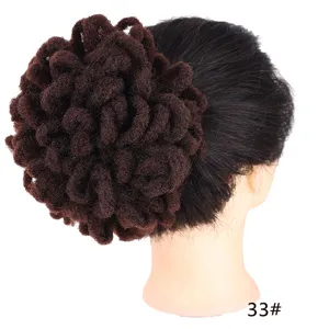 Vista dettagliata dello crocchia afro sintetica marrone scuro con trama rasta ben visibile.