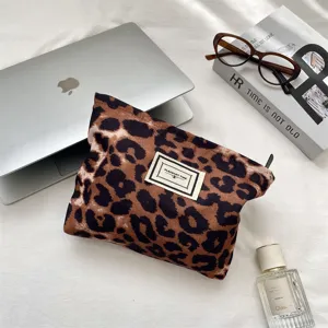 Trousse de maquillage en tissu avec motif léopard, pochette de rangement élégante.