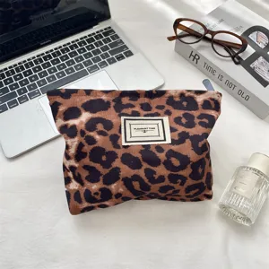 Trousse de maquillage imprimé léopard marron, organiseur de voyage élégant et pratique.