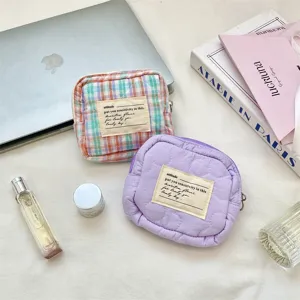 Charmante mini trousse de rangement matelassée et jolie pochette à carreaux pour bureau.