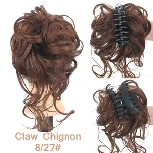 Dettaglio dello chignon disordinato con molletta, mostra il retro e il meccanismo di fissaggio.
