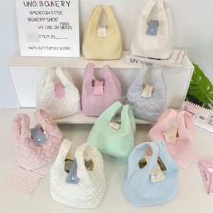 Lindo bolso acolchado con cierre de corazón, bolso de muñeca acolchado esponjoso para mujeres.