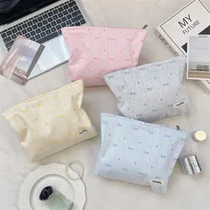 Kordsamt Kosmetiktasche mit süßer Schleifen-Herz-Bestickung, stilvoller tragbarer Reise-Make-up-Beutel.