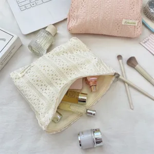 Elegante koreanische Spitzen-Kosmetiktasche, weiße Make-up-Aufbewahrung für Reisen und Alltag.