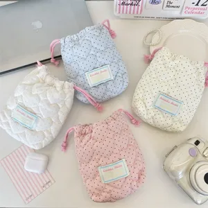 Vue détaillée de mignons sacs de rangement matelassés en forme de cœur aux couleurs pastel douces.