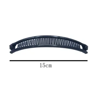 Vista detallada de un pasador tipo banana negro de 15cm con medida de tamaño