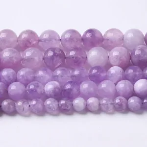 Makro-Detailansicht von natürlichen Lavendel-Amethyst-Rundperlen für die DIY-Schmuckherstellung