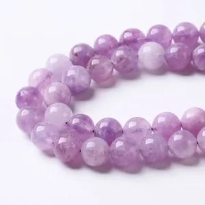 Nahaufnahme von polierten Lavendel-Amethyst-Rundperlen für DIY-Halsketten und Schmuck