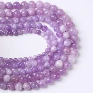 Dettaglio delle perle di ametista lavanda per la creazione di gioielli e bracciali
