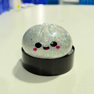 Nahaufnahme eines glitzernden, durchsichtigen Squishy-Brötchenspielzeugs mit Cartoon-Gesicht.
