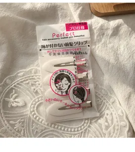 Detailansicht von 3 weißen, markierungsfreien Haarspangen in der Verpackung auf Spitze