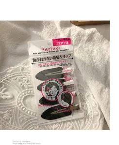Set aus vier schwarzen nahtlosen Haarspangen in Einzelhandelsverpackung für DIY-Styling.