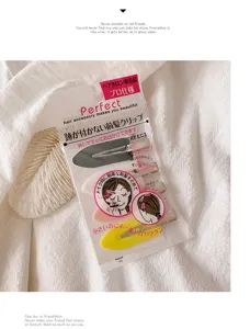 Nahaufnahme von vier bunten nahtlosen Haarklammern in Verpackung für DIY-Schmuck