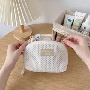 Detailansicht der koreanischen Mesh-Kosmetiktasche, transparentes Netz und Reißverschluss.