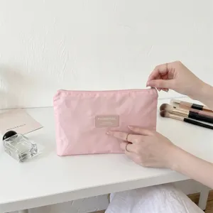 Primo piano della borsa cosmetica rosa con zip, organizer da viaggio portatile e leggero.