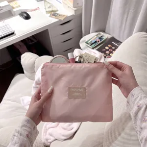 Primo piano dettagliato della custodia rosa con zip portatile con materiale fine e chiusura.