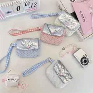 Süße gesteppte Handgelenk-Münzbörse, Mini-Polka-Dot-Tasche mit metallischem Überschlag.