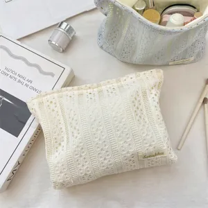 Detailansicht einer hohlen Spitzen-Kosmetiktasche im sanften koreanischen Stil.