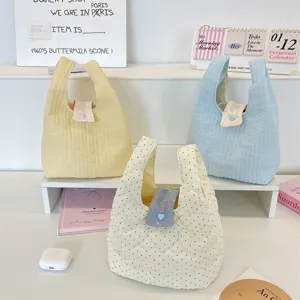 Bonito bolso acolchado de corazón, bolso de mano suave y esponjoso para pequeños objetos.