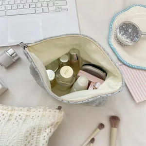 Blaues Kosmetiktäschchen aus Spitze für Reisen und Make-up, süße Reißverschlusstasche.