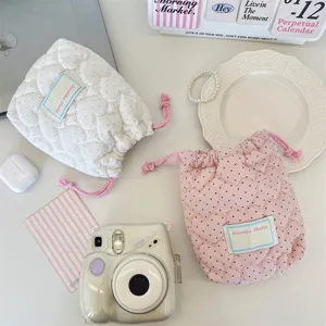 Pochette de rangement matelassée à cordon, trousse de maquillage rose et blanche à pois pour voyage.