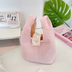Bolso de mano acolchado rosa con botón de corazón, mini bolso de tela suave para uso diario.
