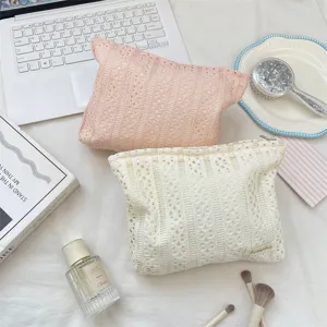Rosa und creme hohle spitze kosmetik aufbewahrung taschen detail ansicht, ästhetisch.