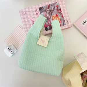 Bolso tote acolchado verde claro, bolso de muñeca acolchado suave con cierre de corazón, detalle.