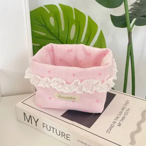 Rosa Stoff-Aufbewahrungsbox mit süßer Spitzenborte und Schleifen, ideal für Schreibtisch.
