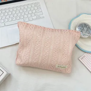 Rosa Spitzen Kosmetiktasche fuer Reise, niedliche Make-up Tasche fuer deine Utensilien.