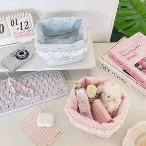 Stoff-Schreibtisch-Aufbewahrungsbox mit Spitzenborte und Schleifen-Bestickung für kleine Utensilien.