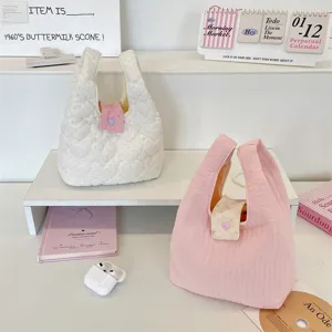 Bolso de mano acolchado con corazones, bolso informal suave y mullido para uso diario.