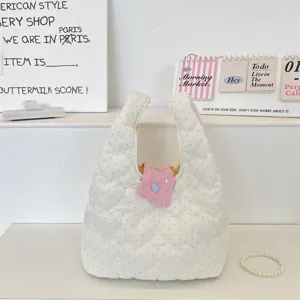Bolso de mano acolchado blanco con patrón de corazones y lunares, bolso de muñeca suave acolchado.