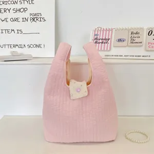 Bolso de mano acolchado rosa, bonita solapa de corazón bolsa de muñeca para objetos pequeños.