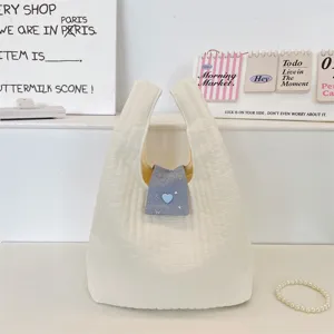 Detalle del bolso tote acolchado blanco con acolchado suave y solapa de diseño bonito.