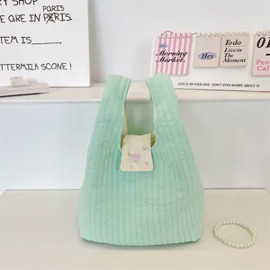 Vista detallada del bolso tote acolchado verde claro con bonito cierre de corazón y acolchado suave.