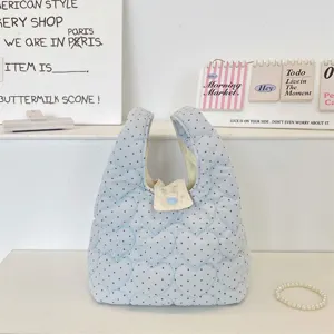 Bolso de mano acolchado en forma de corazón azul claro con bonitos lunares para uso diario.