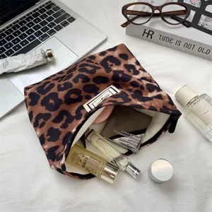 Vue détaillée de la trousse de maquillage léopard, pochette de voyage élégante avec fermeture éclair.