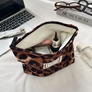 Trousse de maquillage en tissu motif léopard, pochette de voyage élégante et organisateur.